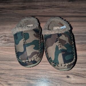Toddler Deer Stagz camouflage slipper slides size 11 toddler. Green camo shoes
